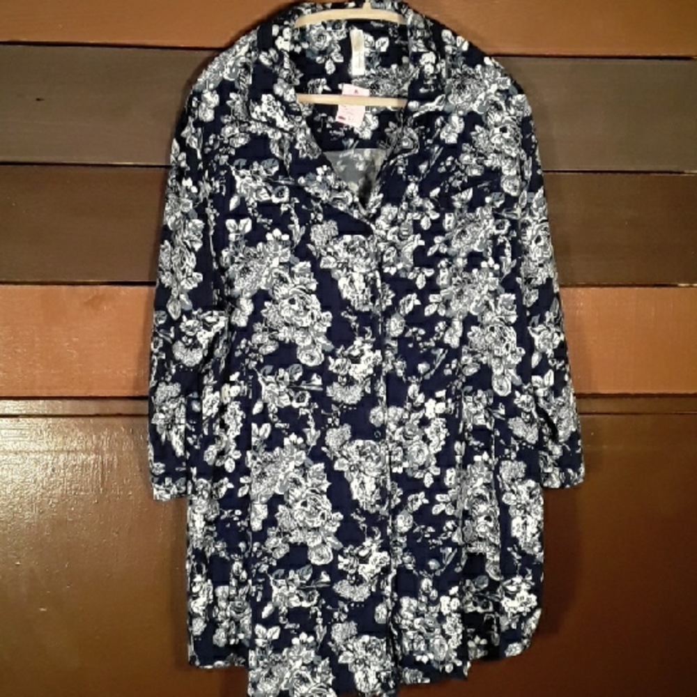 Like New 2X Tranquil & True Gorgeous Blue/white Floral Button down Nightshirt